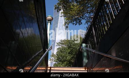 New York U-Bahn-Globus, U-Bahn-Lampe. Eingang zur Metropolitan, Manhattan. World Trade Center Tower, WTC und Oculus im Finanzviertel der Innenstadt. Öffentliche Verkehrsmittel an der Fulton Street. Stockfoto