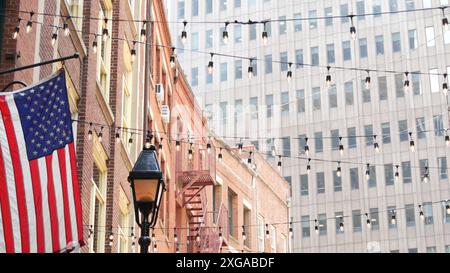 New York City Gebäudearchitektur. Wohnhaus außen. Immobilien, US-Flagge. Typische rote Ziegelfassade. Manhattan Downtown Financial District, Stone Street, FIDI. Fluchtleiter Stockfoto