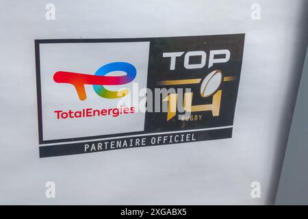 Bordeaux , Frankreich - 07 08 2024 : Total Energies und Top 14 Rugby Marke Text Firmenlogo Tankstelle Tankstelle Tankstelle Tankstelle Tankstelle Tankstelle Stockfoto