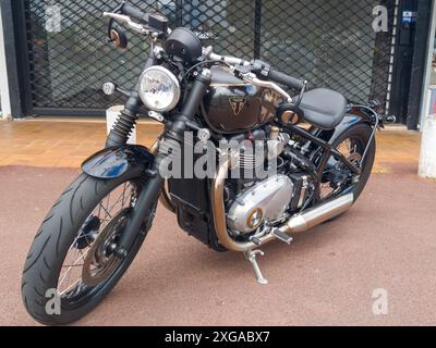 Bordeaux , Frankreich - 07 08 2024 : Triumph Bonneville Bobber tfc Motorrad 1200 neoretro Edition limitierte Custom Motorrad Outdoor Stockfoto