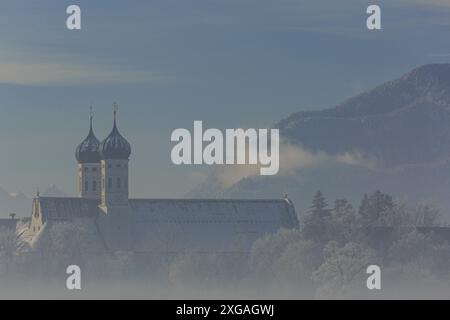 Kloster im Morgenlicht vor den Bergen, Winter, Kloster Benediktbeuern, Bayern, Deutschland, Europa Stockfoto