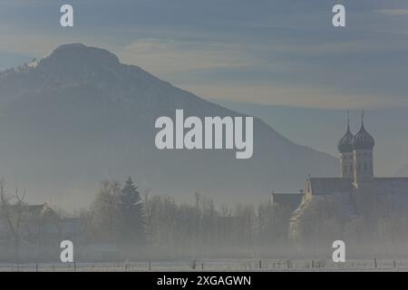 Kloster im Morgenlicht vor den Bergen, Winter, Kloster Benediktbeuern, Bayern, Deutschland, Europa Stockfoto