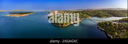 Krapanj, Kroatien - Panoramablick auf die Morinje-Brücke (Morinjski Most) an einem sonnigen Sommermorgen mit der Insel Krapanj und der Stadt Brodarica in bac Stockfoto