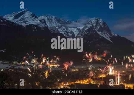 Silvesterfeuerwerk Garmisch-Partenkirchen, Blick auf Zugspitze und Alpspitze, Bayern, Deutschland, Europa Stockfoto