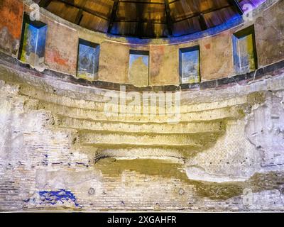 Auditorium di Mecenate halbunterirdischer Raum mit Fresken, der einzige Überrest des architektonischen Komplexes, der zum Stadtteil Maecenas - Esquilino in Rom, Italien gehört Stockfoto