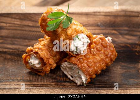 Köstliche italienische Cannoli mit cremiger Füllung Stockfoto