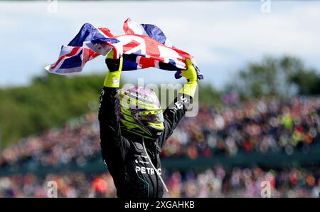 Silverstone, Großbritannien. Juli 2024. Mercedes' britischer Fahrer Lewis Hamilton feiert nach dem Formel-1-Rennen auf dem Silverstone Circuit, Großbritannien, 7. Juli 2024. Quelle: Li Ying/Xinhua/Alamy Live News Stockfoto