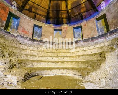 Auditorium di Mecenate halbunterirdischer Raum mit Fresken, der einzige Überrest des architektonischen Komplexes, der zum Stadtteil Maecenas - Esquilino in Rom, Italien gehört Stockfoto