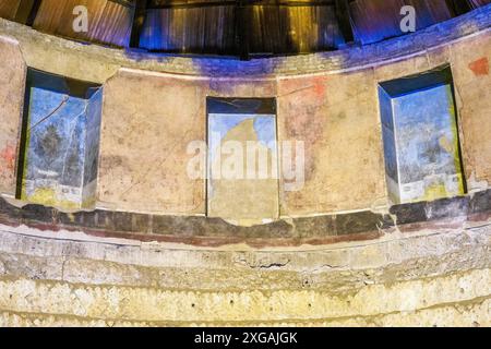 Auditorium di Mecenate halbunterirdischer Raum mit Fresken, der einzige Überrest des architektonischen Komplexes, der zum Stadtteil Maecenas - Esquilino in Rom, Italien gehört Stockfoto