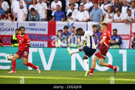 DÜSSELDORF, DEUTSCHLAND - 06. JULI: Bukayo Saka aus England erzielte das Tor beim Viertelfinalspiel der UEFA EURO 2024 in der Düsseldorf Arena am 06. Juli 2024 in Düsseldorf. © diebilderwelt / Alamy Stock Stockfoto