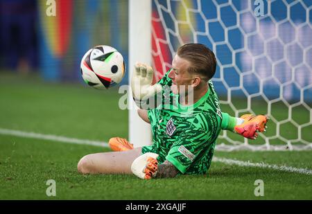 DÜSSELDORF, DEUTSCHLAND - 06. JULI: Jordan Pickford von England sichert sich beim Elfmeterschießen im Viertelfinale der UEFA EURO 2024 in Düsseldorf Arena am 06. Juli 2024 einen Elfmeter von Manuel Akanji (nicht gesehen). © diebilderwelt / Alamy Stock Stockfoto