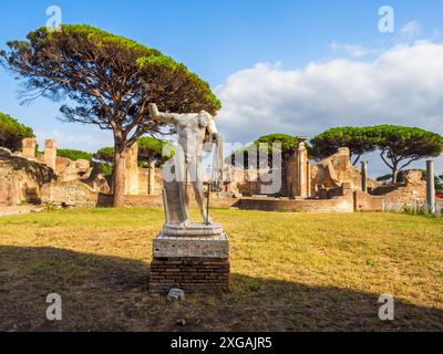 Foro della statua eroica – der Komplex wurde um 120 n. Chr. errichtet und war Sitz des Kollegiums der Fabri tignuarii, einer der bedeutendsten der Stadt. Im Innenhof stand eine Statue des Kaisers Septimius Severus (193–211 n. Chr.), auf dessen Basis die Namen der Mitglieder des Kollegiums - Archäologischer Park von Ostia Antica, Rom, Italien, eingetragen waren Stockfoto