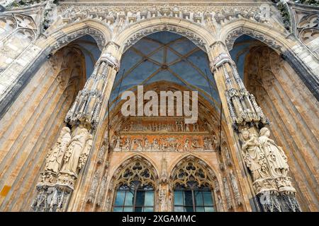 Im Inneren der lutherischen Kirche Ulmer Münster in Ulm, Land Baden-Württemberg. Der Turm ist der höchste der Welt. Stockfoto