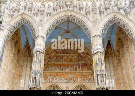 Im Inneren der lutherischen Kirche Ulmer Münster in Ulm, Land Baden-Württemberg. Der Turm ist der höchste der Welt. Stockfoto