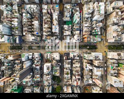 Sham Shui Po, Hongkong: Luftaufnahme des Flohmarktes in der Apliu Street im überfüllten Wohnviertel Sham Shui Po in Mong Kok in Kowloon Stockfoto