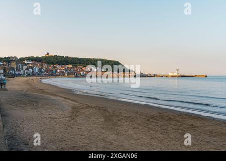 Scarborough, North Yorkshire, England, Großbritannien - 22. Juni 2023: Scarborough Lighthouse im Abendlicht, von South Bay Beach aus gesehen Stockfoto