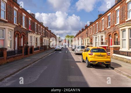Liverpool, Merseyside, England, Großbritannien - 16. Mai 2023: Häuser an einer kleinen Straße in Anfield Stockfoto
