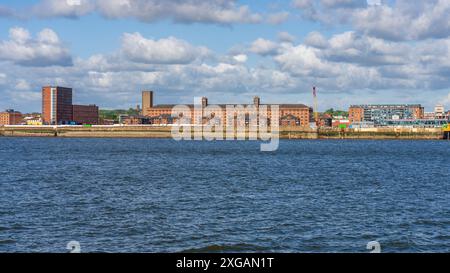 Liverpool, Merseyside, England, Großbritannien - 15. Mai 2023: Die Skyline der Stadt, vom Fluss Mersey aus gesehen Stockfoto