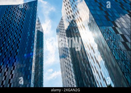 Die Türme am Deansgate Place, Castlefield, Manchester, neben dem Kanalbecken an einem sonnigen Juni-Tag mit blauem Himmel. Glänzende Fenster wie Schlangenhaut. Stockfoto