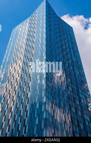 Die Türme am Deansgate Place, Castlefield, Manchester, neben dem Kanalbecken an einem sonnigen Juni-Tag mit blauem Himmel. Glänzende Fenster wie Schlangenhaut. Stockfoto