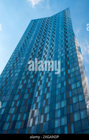 Die Türme am Deansgate Place, Castlefield, Manchester, neben dem Kanalbecken an einem sonnigen Juni-Tag mit blauem Himmel. Glänzende Fenster wie Schlangenhaut. Stockfoto