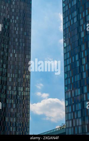 Die Türme am Deansgate Place, Castlefield, Manchester, neben dem Kanalbecken an einem sonnigen Juni-Tag mit blauem Himmel. Glänzende Fenster wie Schlangenhaut. Stockfoto