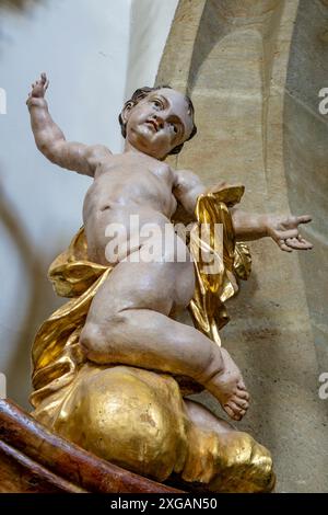 Geschnitzte Skulptur einer Cherub-Figur mit vergoldetem Rokoko, Detail des Altars Stockfoto