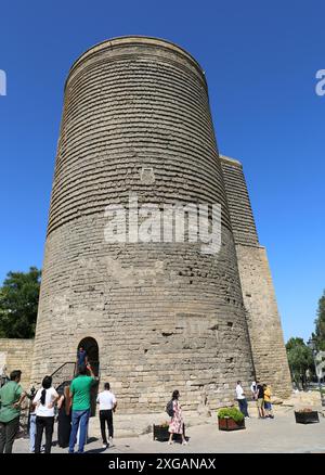 BAKU, ASERBAIDSCHAN - 28. JUNI 2024: Unbekannte Touristengruppe steht an einem heißen Sommertag vor dem historischen Mädchenturm Stockfoto