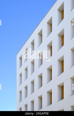 Wien, Österreich - Weiße Höhendetails mit eingelassenen Fenstern am Appartementhaus in Seetown Aspern Stockfoto
