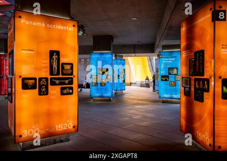 Ausstellung, die Panamas Biodiversität, Natur- und Kulturgeschichte erklärt, Biomuseo, ein Museum, das sich auf die Naturgeschichte Panamas konzentriert, entworfen von Frank Stockfoto