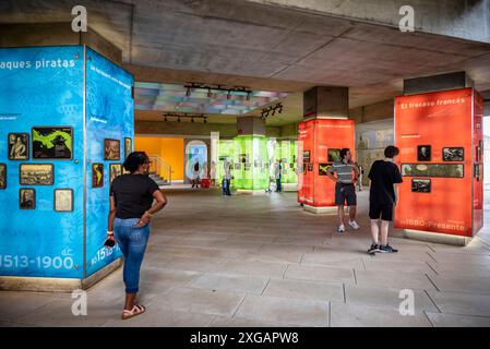 Ausstellung, die Panamas Biodiversität, Natur- und Kulturgeschichte erklärt, Biomuseo, ein Museum, das sich auf die Naturgeschichte Panamas konzentriert, entworfen von Frank Stockfoto