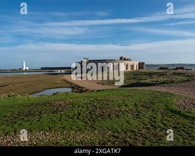 Hurst Castle und Hurst Point Lighthouse von Hurst Spit, Keyhaven, Hampshire, England, Großbritannien, November 2020 Stockfoto