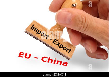 Import - Export ein Holzstempel ist beschriftet mit dem Aufdruck Import-Export und dem Abdruck EU-China *** Import Export Ein Holzstempel ist beschriftet Stockfoto