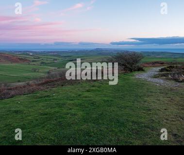 Black Down und Farmland mit der Küste und Portland dahinter neben dem Hardys Monument in der Nähe von Portesham, Dorset, England, Großbritannien, Februar 2022 Stockfoto