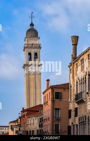 Stadt Venedig, Italien. Schiefer Glockenturm (1592) von San Giorgio dei Greci (St. Georg der Griechen), griechisch-orthodoxe Kirche vom Rio Dei Greci Kanal Stockfoto