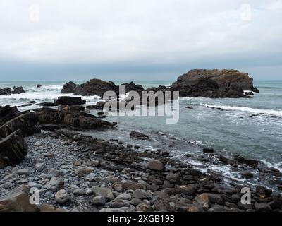 Wellen über gefalteten Sedimentgesteinen an der Küste am Hartland Quay, Hartland Peninsula, Devon, England, Großbritannien, Oktober 2022 Stockfoto