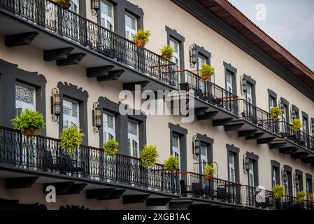 Balkone mit Pflanzen, Casco Viejo, das alte Stadtzentrum, Panama-Stadt, Panama Stockfoto