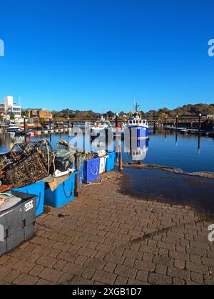 Fischerboote und Hummer- oder Krabbentöpfe in Lymington Harbour, New Forest National Park, Hampshire, England, Großbritannien, November 2022 Stockfoto