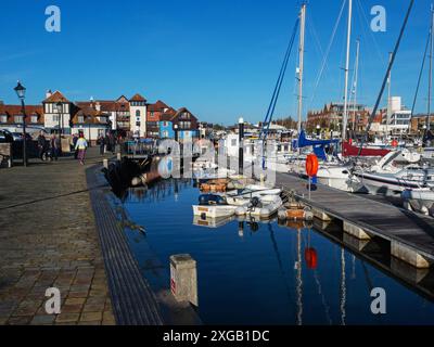 Vergnügungsboote und Dingies spiegeln sich in den Hafengewässern, Lymington Harbour, New Forest National Park, Hampshire, England, Großbritannien, November 2022 Stockfoto