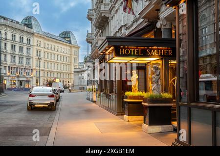 Wien, Österreich, 18. August 2022. Ikonisches Bild mit dem Eingang des weltberühmten Sacher Hotels für seinen Schokoladenkuchen. Niemand. Stockfoto