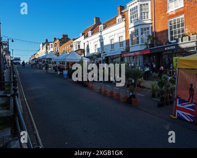 Verkaufsstände im Straßenmarkt, High Street in der georgianischen Stadt Lymington, New Forest National Park, Hampshire, England, Großbritannien, November 2022 Stockfoto