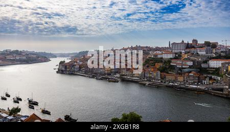 Aus der Vogelperspektive von Porto mit dem Fluss Douro Stockfoto