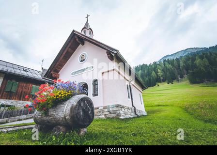 Typische kleine Kirche der friaulischen Berge Stockfoto