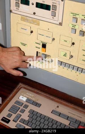 MYKOLAIV Reg., UKRAINE - 03. Juni 2024: Der Finger auf dem Startknopf einer interkontinentalen ballistischen Rakete ist im Museum der strategischen Raketentruppen zu sehen Stockfoto