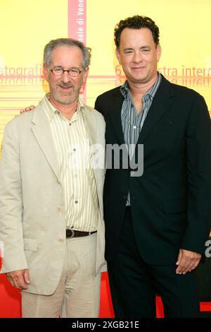 Tom Hanks und Tom Hanks beim Photocall zum Kinofilm The Terminal auf der Biennale di Venezia 2004 / 61. Internationale Filmfestspiele von Venedig im Palazzo del Casino. Venedig, 01.09.2004 *** Tom Hanks und Tom Hanks beim Fotobesuch zum Film The Terminal auf der Biennale di Venezia 2004 61 Venice International Film Festival im Palazzo del Casino Venedig, 01 09 2004 Foto:xD.xBedrosianx/xFuturexImagex Terminal 4913 Stockfoto