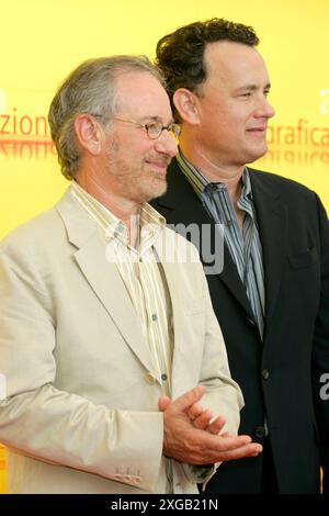 Tom Hanks und Tom Hanks beim Photocall zum Kinofilm The Terminal auf der Biennale di Venezia 2004 / 61. Internationale Filmfestspiele von Venedig im Palazzo del Casino. Venedig, 01.09.2004 *** Tom Hanks und Tom Hanks beim Fotobesuch zum Film The Terminal auf der Biennale di Venezia 2004 61 Venice International Film Festival im Palazzo del Casino Venedig, 01 09 2004 Foto:xD.xBedrosianx/xFuturexImagex Terminal 4915 Stockfoto