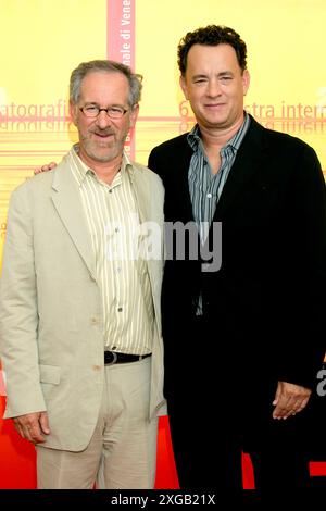 Tom Hanks und Tom Hanks beim Photocall zum Kinofilm The Terminal auf der Biennale di Venezia 2004 / 61. Internationale Filmfestspiele von Venedig im Palazzo del Casino. Venedig, 01.09.2004 *** Tom Hanks und Tom Hanks beim Fotobesuch zum Film The Terminal auf der Biennale di Venezia 2004 61 Venice International Film Festival im Palazzo del Casino Venedig, 01 09 2004 Foto:xD.xBedrosianx/xFuturexImagex Terminal 4914 Stockfoto