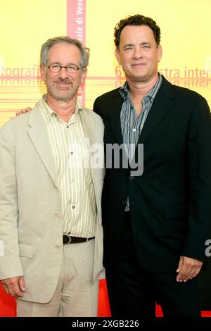 Tom Hanks und Tom Hanks beim Photocall zum Kinofilm The Terminal auf der Biennale di Venezia 2004 / 61. Internationale Filmfestspiele von Venedig im Palazzo del Casino. Venedig, 01.09.2004 *** Tom Hanks und Tom Hanks beim Fotobesuch zum Film The Terminal auf der Biennale di Venezia 2004 61 Venice International Film Festival im Palazzo del Casino Venedig, 01 09 2004 Foto:xD.xBedrosianx/xFuturexImagex Terminal 4912 Stockfoto