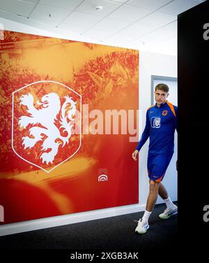 Wolfsburg, Deutschland. Juli 2024. WOLFSBURG - Micky van de Ven während eines Medienmoments der niederländischen Nationalmannschaft in der Volkswagen Arena am 8. Juli 2024 in Wolfsburg. Die niederländische Nationalmannschaft bereitet sich auf das Halbfinale der Fußball-Europameisterschaft in Deutschland gegen England vor. ANP KOEN VAN WEEL Credit: ANP/Alamy Live News Stockfoto