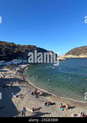 Halbluftansicht auf den Strand La Barraca in Portichol, mit Touristen, legerer Abend im Sommer Stockfoto